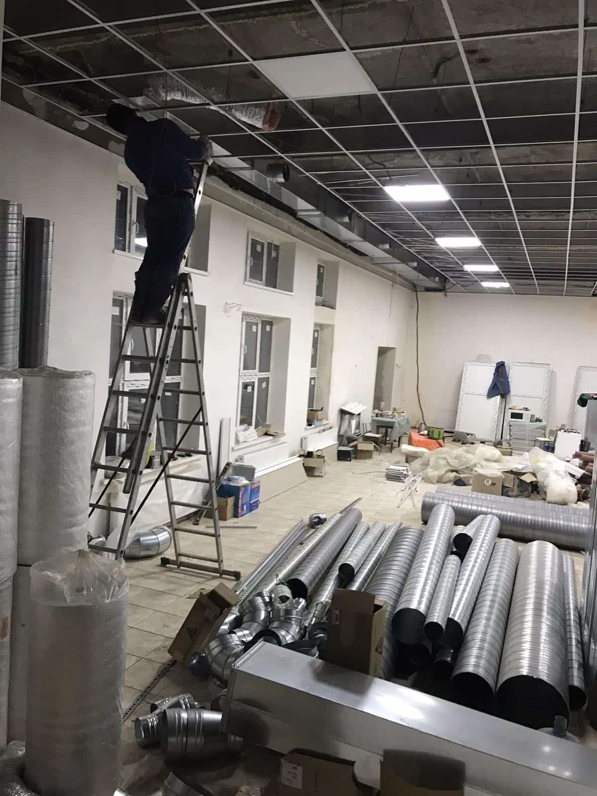 Канальні кондиціонери для квартир, офісів і котеджів у Хмельницькому. Прихований монтаж, охолодження кількох приміщень, свіже повітря, вентиляція, потужність 12–25 кВт і контакти Велес-Енерго.